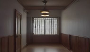 科学家在实验室分析穴小鸮羽毛DNA样本，展示基因组学研究在保育中的应用